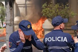 Rithemelimi protestë dhe përplasje me policinë, molotov dhe flakë te Bashkia e Tiranës (FOTO + VIDEO)