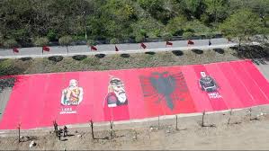 Nga Skënderbeu tek Fishta, Bledar Çakalli vizaton muralen nacionaliste në Rrugën e Kombit