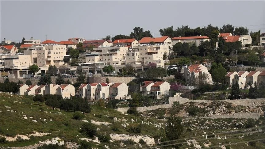 Kolonët izraelitë sulmojnë një qytezë në Bregun Perëndimor