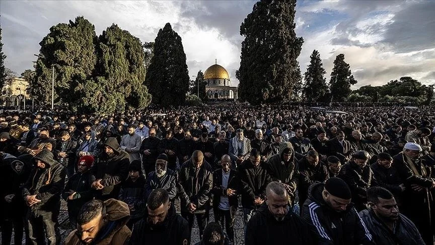 Pavarësisht kufizimeve të Izraelit, 30 mijë muslimanë falën namazin e xhumasë në Al-Aksa
