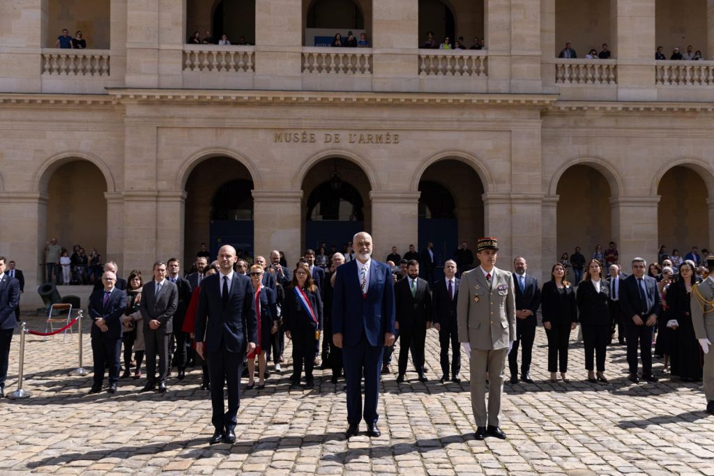 Vizita në Francë, Kryeministri Rama nderohet në ceremoninë zyrtare në Oborrin e Nderit të “Les Invalides”