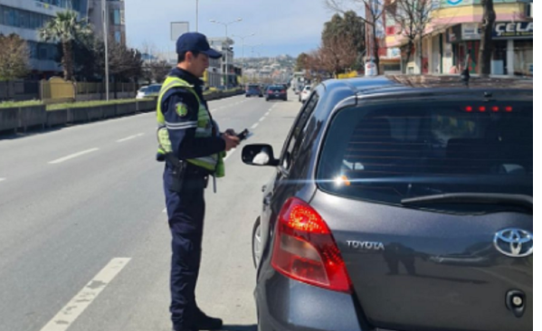Shkelën rregullat e qarkullimit rrugor, arrestohen 5 drejtues mjetesh në Durrës! 6 të proceduar dhe 27 patenta të pezulluara