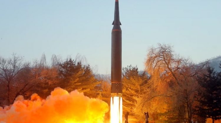 Koreja e Veriut thotë se ka testuar një raketë të re me rreze të gjatë veprimi