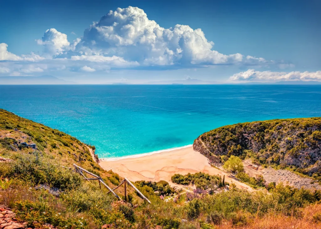 “Le Figaro”: Shqipëria – plazhet më të bukura të verës, nga Dhërmiu në Gjirin e Gramës
