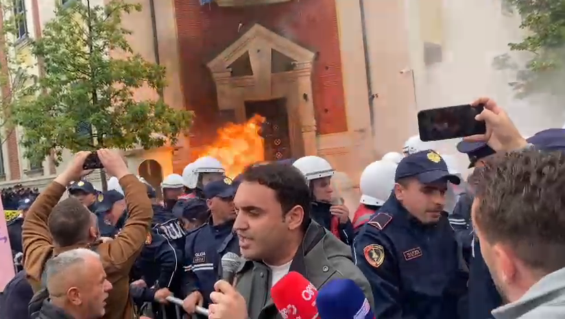 Opozita protestë përpara bashkisë së Tiranës, tymuese dhe molotovë në drejtim të godinës