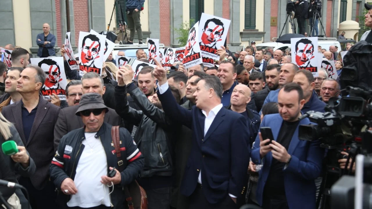 FOTOT/ Pankarta, molotov dhe pampersa drejt Bashkisë së Tiranës, si po zhvillohet protesta e opozitës