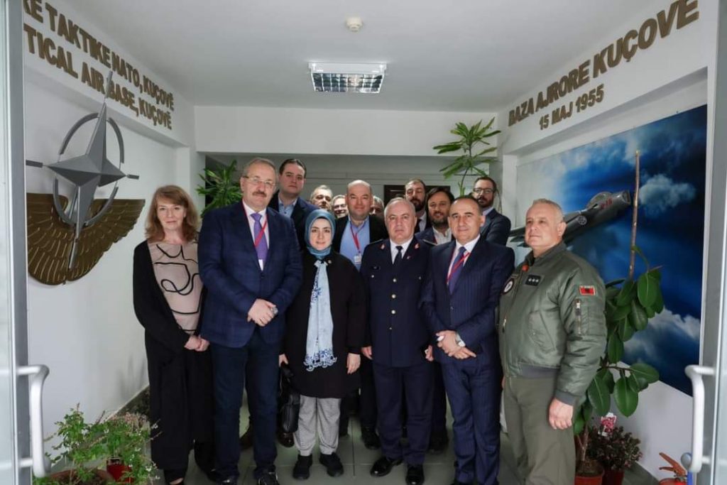 Delegacioni i NATO-s vizitë në Bazën Ajrore në Kuçovë