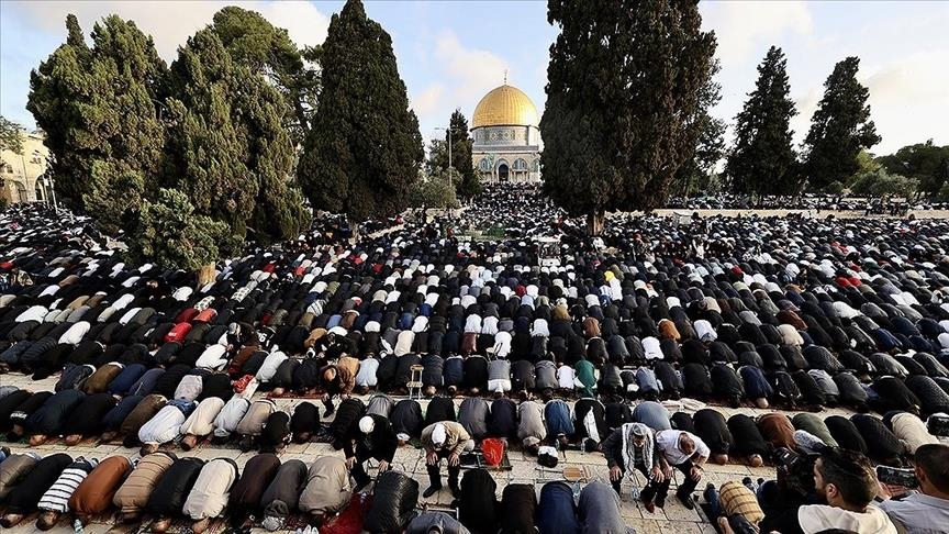 Rreth 120 mijë muslimanë falën namazin e Bajramit në Mesxhid Al-Aksa