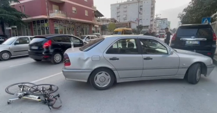 Aksident në Durrës, 22-vjeçarja përplas me makinë të moshuarën