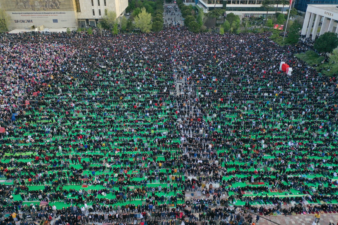 Mijëra besimtarë muslimanë falin Namazin në sheshin Skënderbej