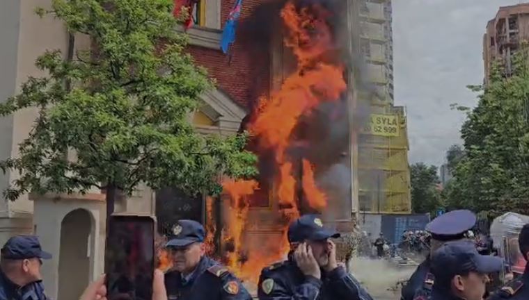 Përshkallëzohen tensionet, protestuesit hedhin molotov, zjarr te Bashkia e Tiranës