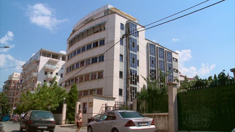 Pastrim parash nëpërmjet tregtisë së floririt, Prokuroria e Tiranës kërkon arrest me burg për dy shqiptarë e dy italianë