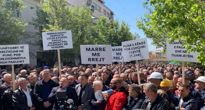 Punëtorët e Korporatës Energjetike të Kosovës protestojnë para zyrave qendrore, kërkojnë rritje të pagave