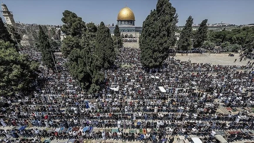 120 mijë besimtarë falin xhumanë e fundit të Ramazanit në Al-Aksa pavarësisht kufizimeve izraelite