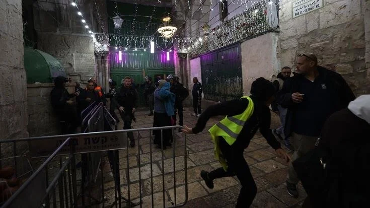 Policia izraelite hodhi gaz lotsjellës në xhaminë Al-Aksa gjatë namazit të sabahut
