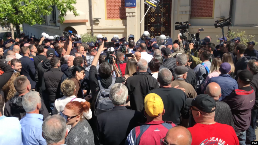 ‘Institucioni aq shumë i akuzuar dhe nga SPAK’/ VOA: Protesta para bashkisë, kërkohet dorëheqja e Erjon Veliaj