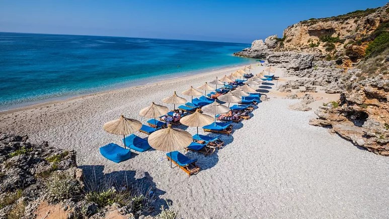 Pushime ekonomike në plazh: Shmangni destinacionet e njohura turistike për xhevahiret e fshehura të Europës, mes tyre edhe Shqipëria