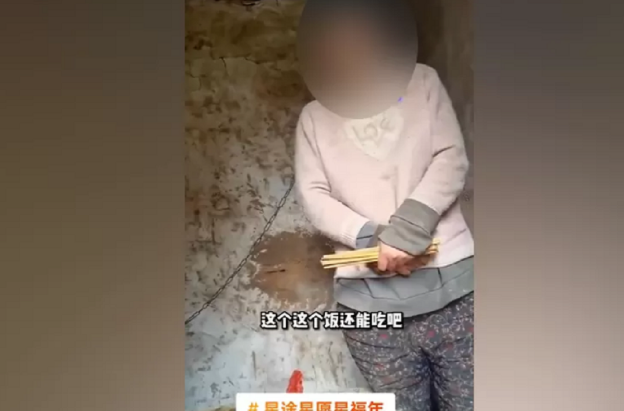 Lidhën një grua me zinxhirë dhe e braktisën në një fshat të largët, Kina arreston pesë persona