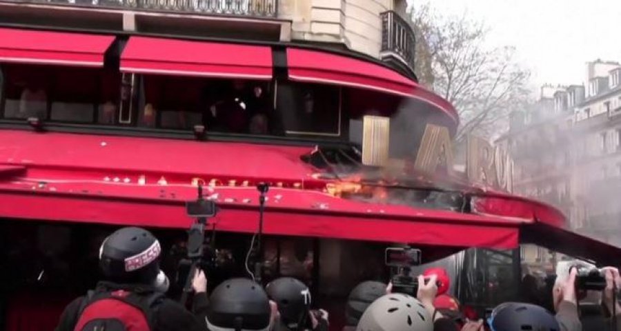 Protestuesit në Paris i vënë flakën restorantit të preferuar të presidentit Macron