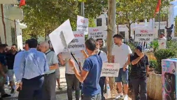 “KMSH t’u kthehet myslimanëve shqiptarë”, protestë te Komuniteti Mysliman Shqiptar “kundër influencës gyleniste”