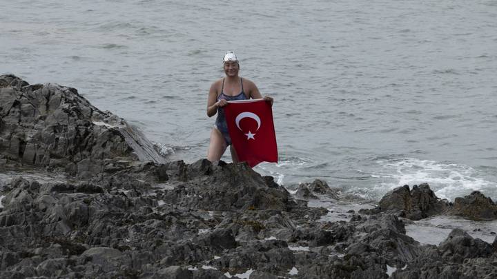 Aysu Turkoglu bëhet gruaja e parë turke që noton përgjatë Kanalit të Veriut