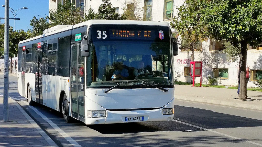 Nuk ka rritje të çmimit të biletës, transporti urban në Tiranë drejt subvencionit