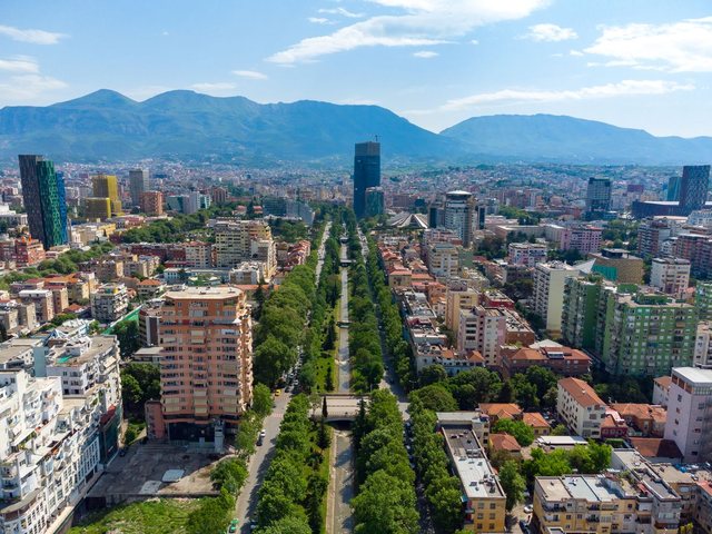 Gara ndër-kontinentale vetëm me transport publik me destinacion Shqipërinë