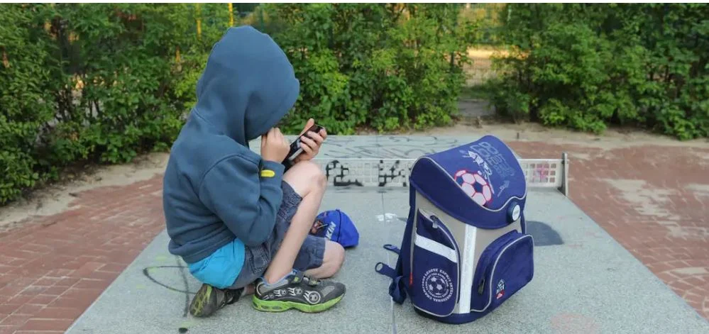 Studimi ngre alarmin për përdorimin e telefonit nga fëmijët, mbi 90% e të vegjëlve me rrjetet sociale! Rreziku që u kanoset