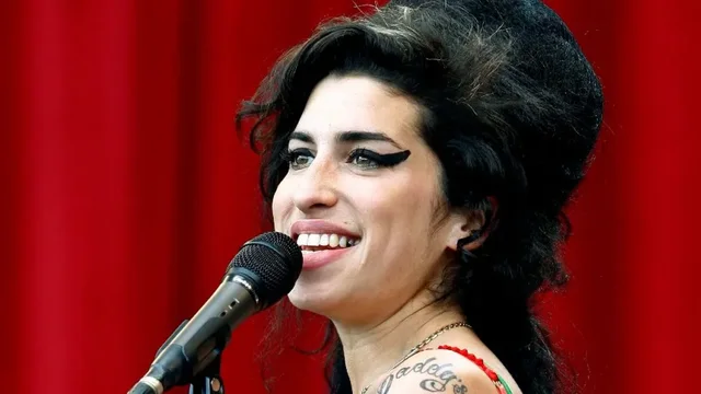 Objektet personale të Amy Winehouse dalin në ankand, ndër to edhe bluza saj e famshme e kuqe