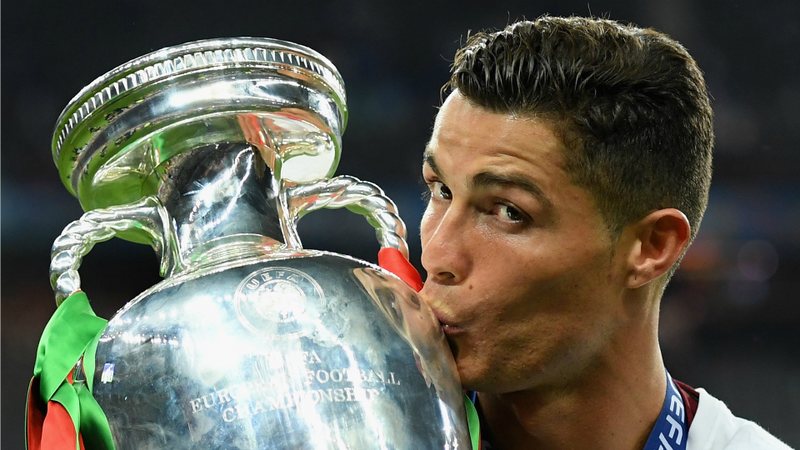 UEFA bën gati trofeun për rekordet e rralla të Cristiano Ronaldos!