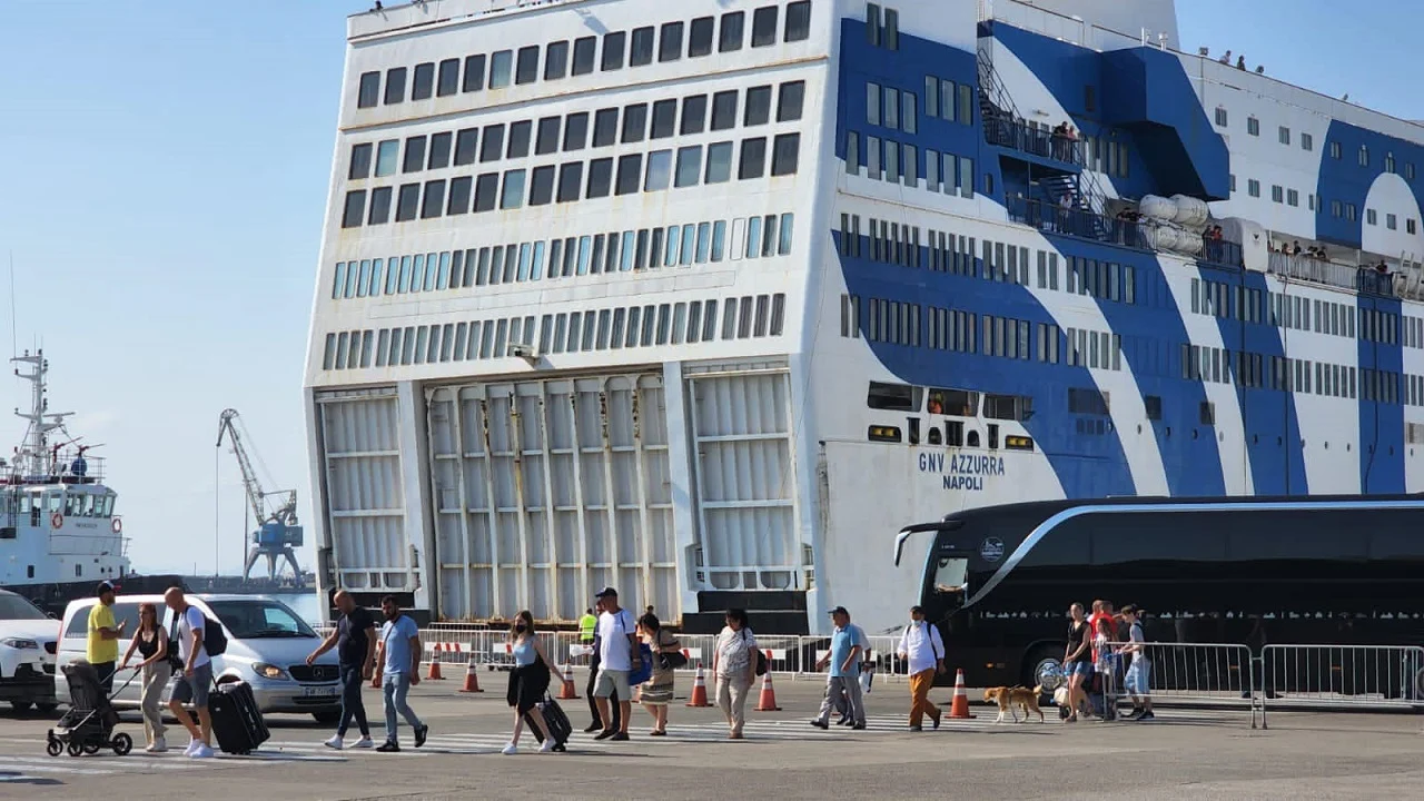 Vijon fluksi i udhëtarëve në Portin e Durrësit, mbi 8.300 pasagjerë gjatë 24 orëve të fundit