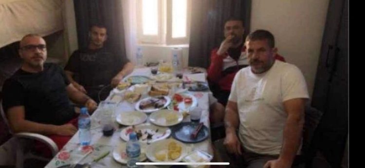 Gazetari publikon foton: Tahiri në tavolinë me Bajrin dhe Balilin brenda qelisë