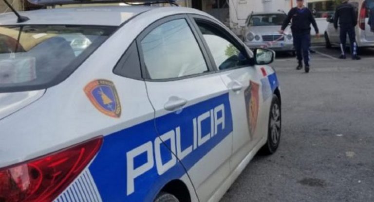 Aksident në Elbasan, makina përplas 56-vjeçarin, transportohet në spital