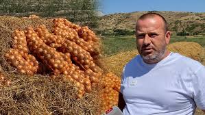 'Kur të vdes mos më bëni gjellë me patate!' Fermeri tregon amanetin e të atit pasi pa stokun e madh të prodhimit. ‘Lufta’ ndaj prodhimeve vendase, tregun ‘e mbyt’ importi!