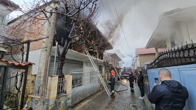 Merr flakë banesa në Pogradec, dëme të shumta materiale