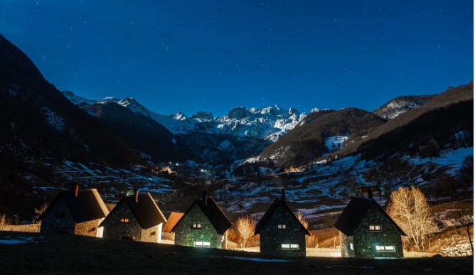 Rama ndan pamje nga bujtinat alpine në Lëpushë