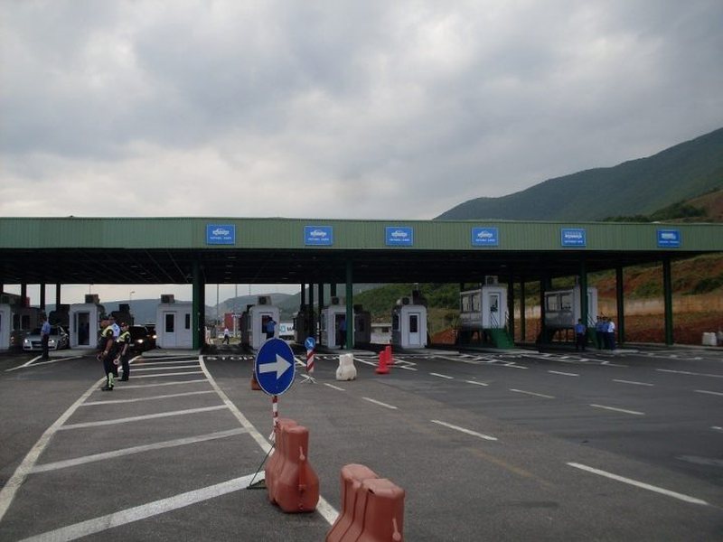 Me 400 litra naftë kontrabandë në makinë, 30-vjeçari arrestohet sapo hyri në territorin shqiptar