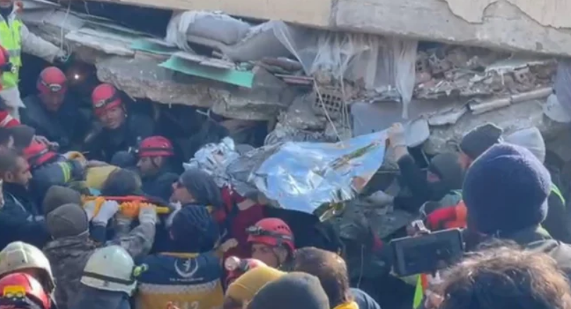 Nëna dhe 3 fëmijët e saj nxirren të gjallë nga rrënojat pas 107 orësh në Hatay