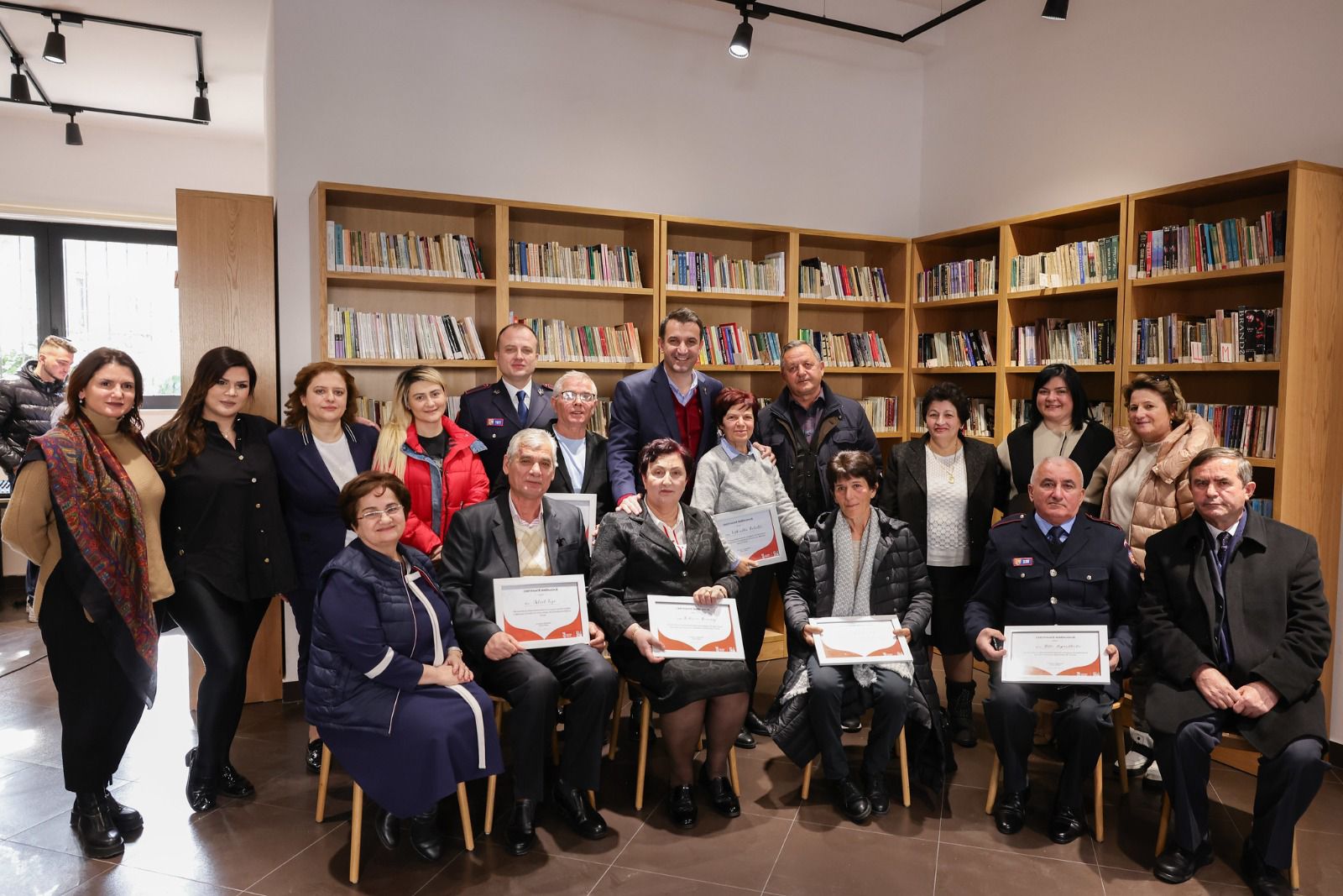 Veliaj nderon 10 punonjësit me kontributin më të gjatë në bashkinë e Tiranës