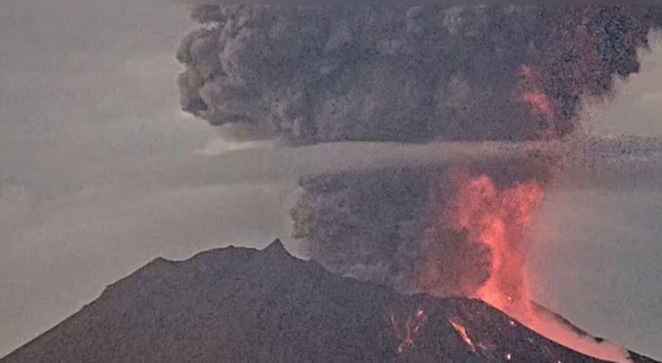Momenti kur një vullkan në Japoni shpërthen, shihni hirin dhe llavën që del nga krateri