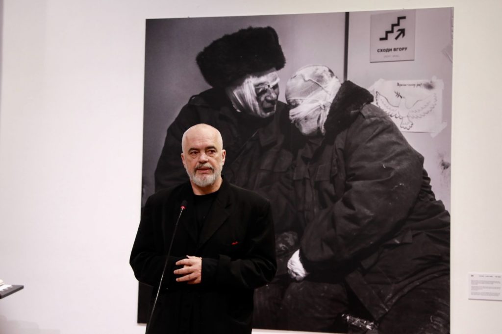 Çelet ekspozita “Ukraina: Një krim lufte“, Rama: Në vigjilje të vizitës së presidentit Zelensky në Tiranë