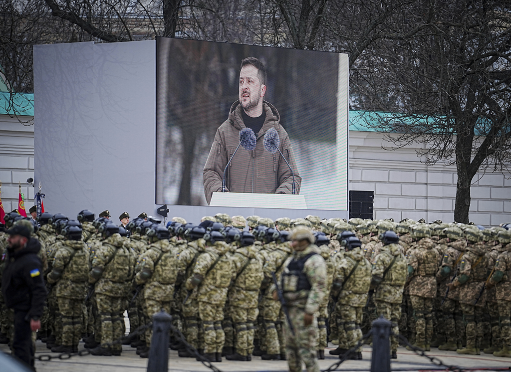 Zelenksyy merr pjesë në shërbimin ushtarak në Kiev për të nderuar të rënët dhe luftëtarët
