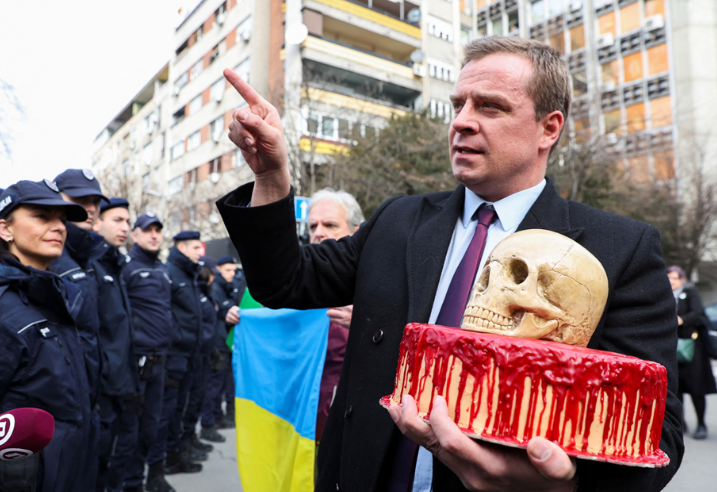 Aktivisti në Serbi i dorëzon ‘tortën e vdekjes’ ambasadorit rus