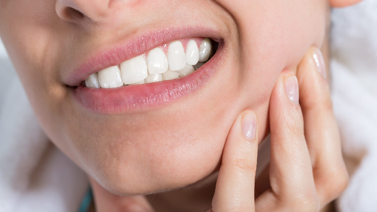 Kërcitja e dhëmbëve – Shkaqet e rrezikshme dhe zgjidhjet natyrale që mund t’i provoni