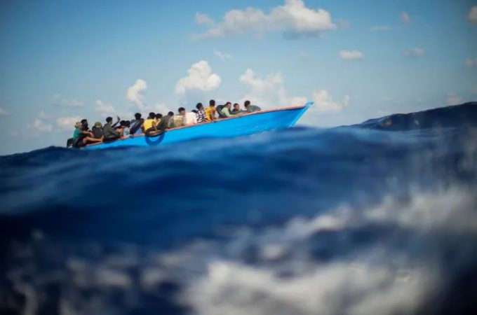 Tragjedi në Mesdhe, 8 refugjatë humbin jetën nga përmbytja e anijes, mes tyre një foshnje