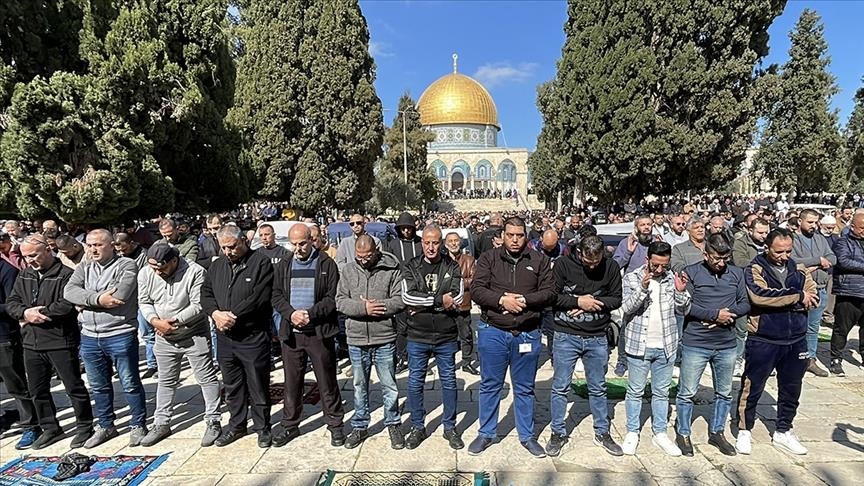Pavarësisht kufizimeve të Izraelit, mijëra besimtarë falën namazin e xhumasë në Al-Aksa