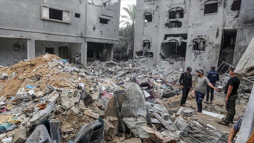 Foshnja palestineze që i mbijetoi bombardimit izraelit në Gaza nxirret nga rrënojat