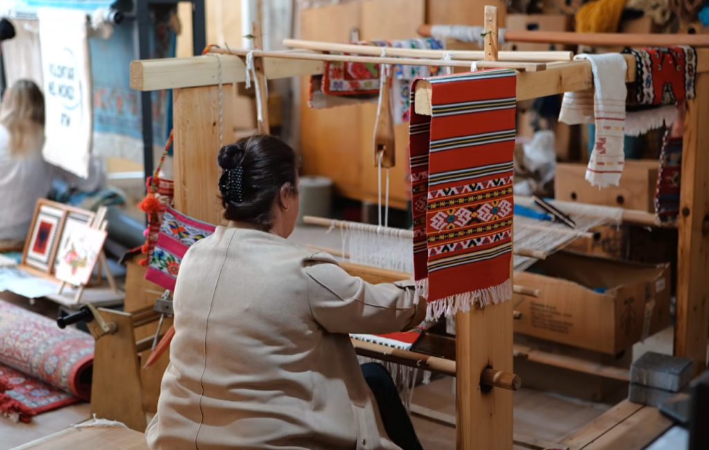 Të rinjtë mbajnë gjallë traditën e tapeteve artizanale në Kukës