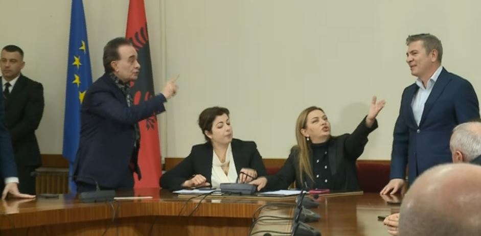 Komisioni i Reformës Zgjedhore në “zjarr”/ Debate të forta mes deputetëve të PS dhe opozitës, dështon mbledhja