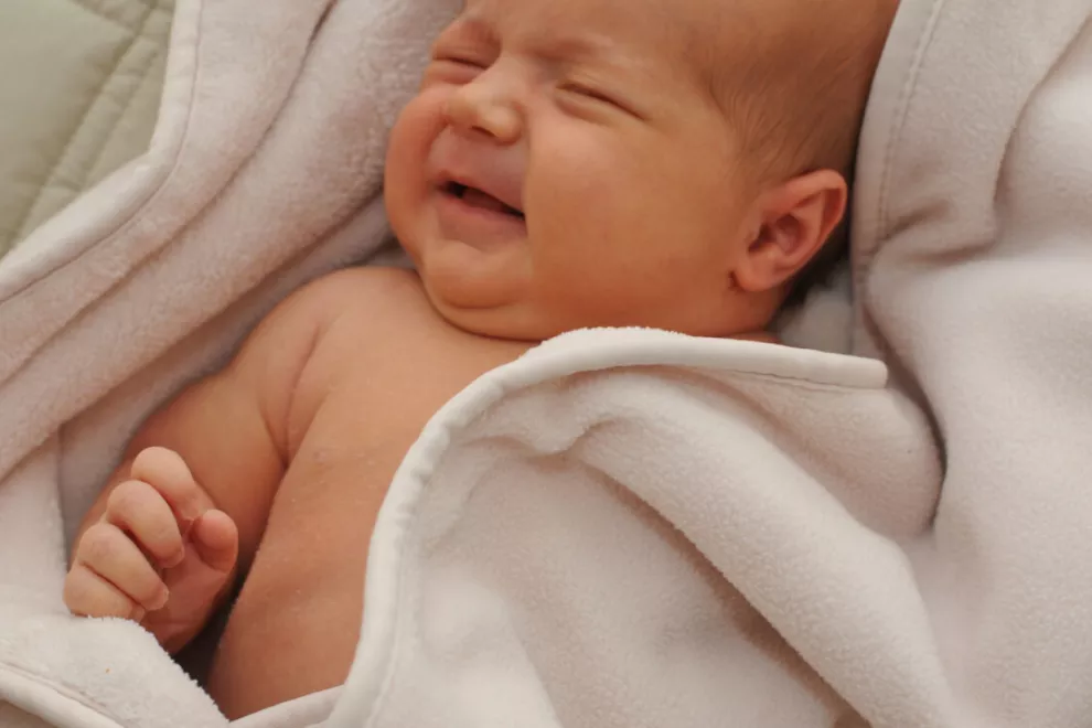 Paralajmërojnë mjekët: Batanijet e rënda janë të rrezikshme për foshnjat